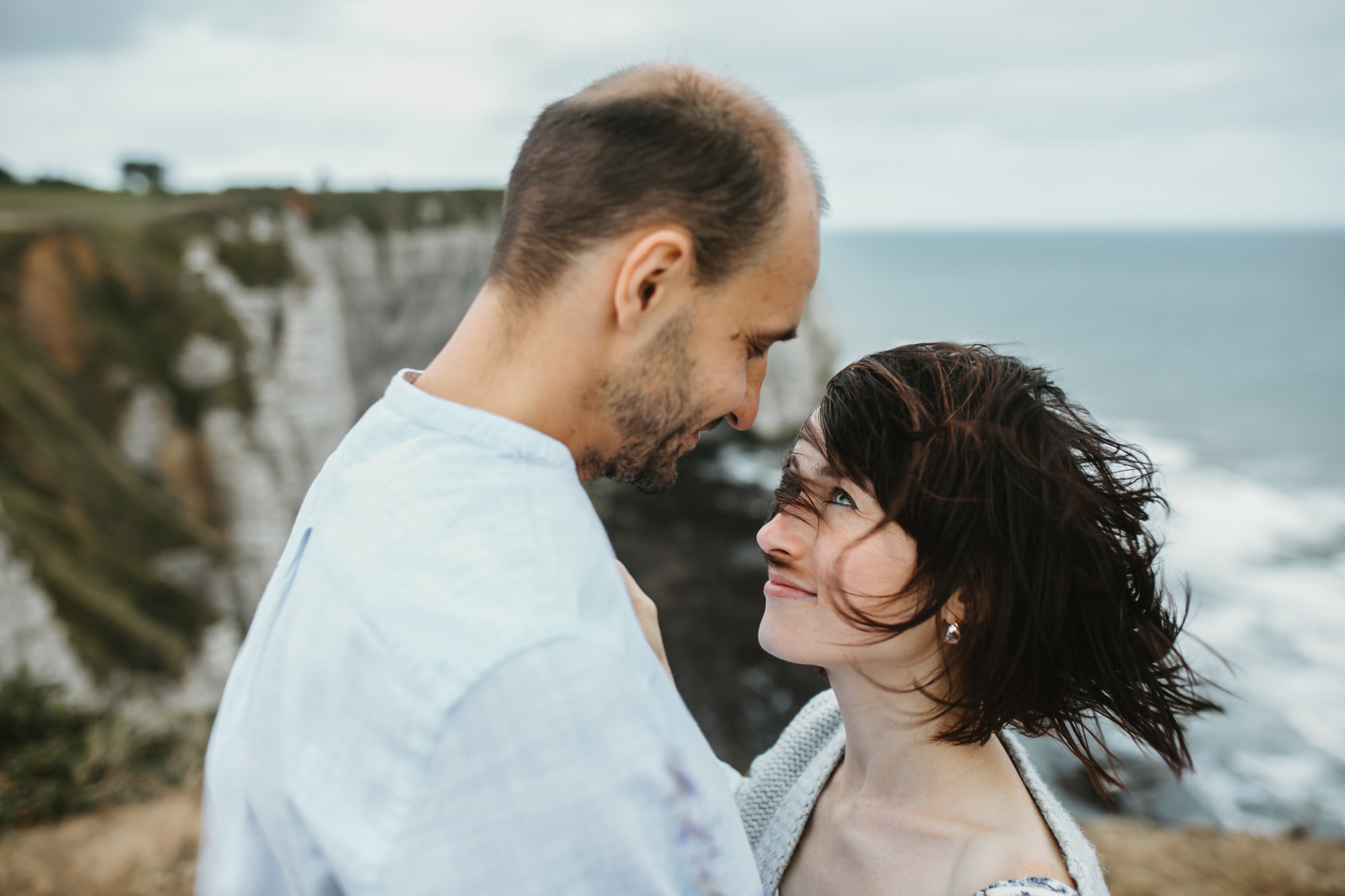 arthur-joncour-photographe-couple-etretat